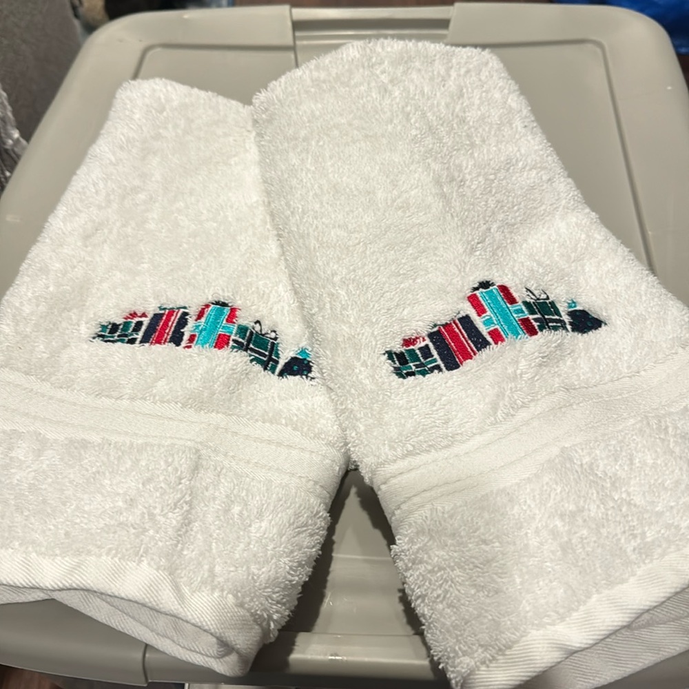 Lands’ End Seasonal Christmas Present Embroidered Supima Hand Towel Set of 2